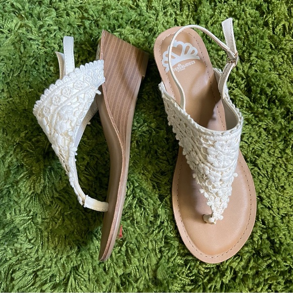 Fergalicious Women's Calmly Wedge Sandal color Cream Crotchet size 8 - Picture 2 of 11